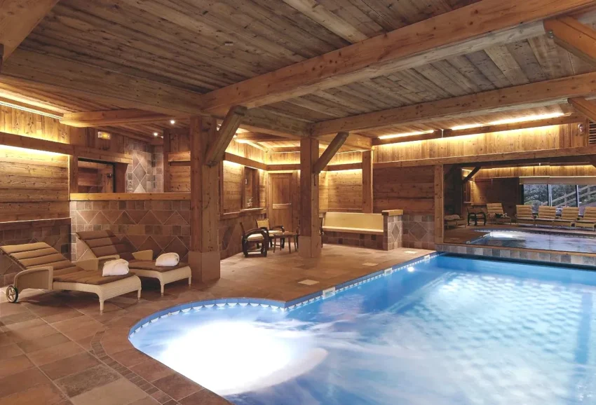 Piscine intérieure avec vue et spa à Gérardmer Hôtel-Restaurant Les Bas-Rupts, Singuliers Hôtel