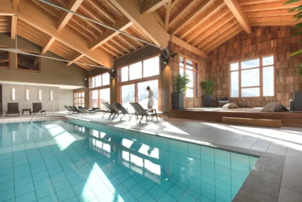 Piscine intérieure avec vue et spa à La Rosière ILY Hotels & Spa La Rosiere