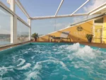 Piscine intérieure avec vue et spa à Menton Hôtel Riva Art & Spa