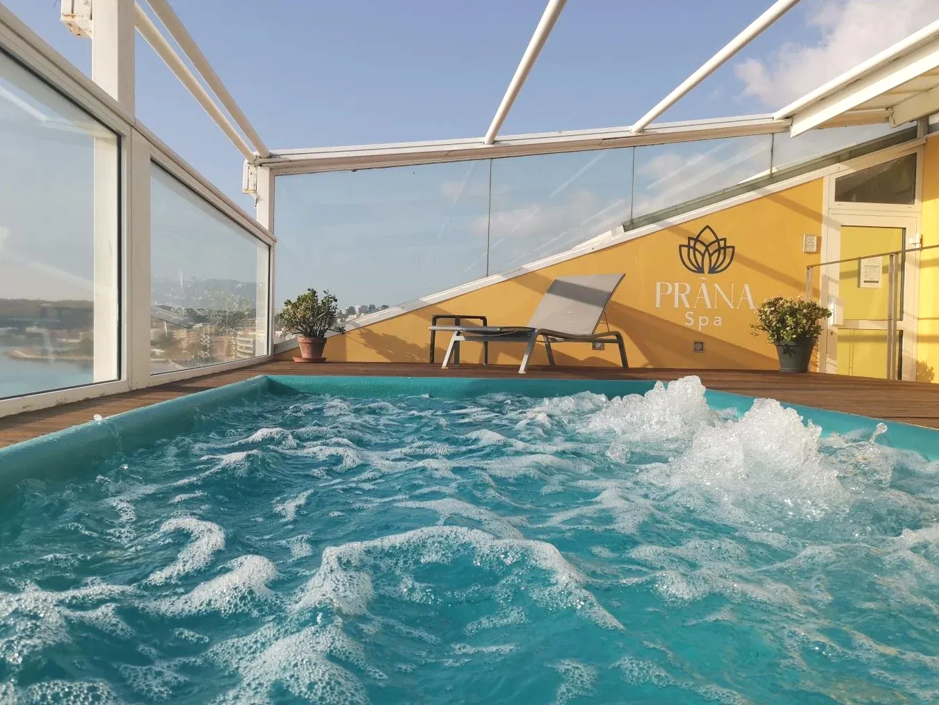 Piscine intérieure avec vue et spa à Menton Hôtel Riva Art & Spa Piscine intérieure avec vue et spa à Menton Hôtel Riva Art & Spa