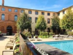 Piscine intérieure avec vue et spa à Montauban Dali Hôtel Montauban à Montauban