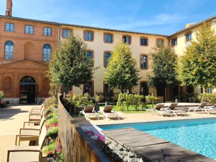 Piscine intérieure avec vue et spa à Montauban Dali Hôtel Montauban à Montauban