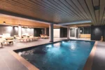 Piscine intérieure avec vue et spa à Saint-Chaffrey Grand Hôtel & Spa NUXE Serre Chevalier