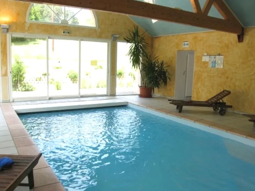 Piscine intérieure avec vue et spa à Saint-Flour Hôtel du Bout du Monde