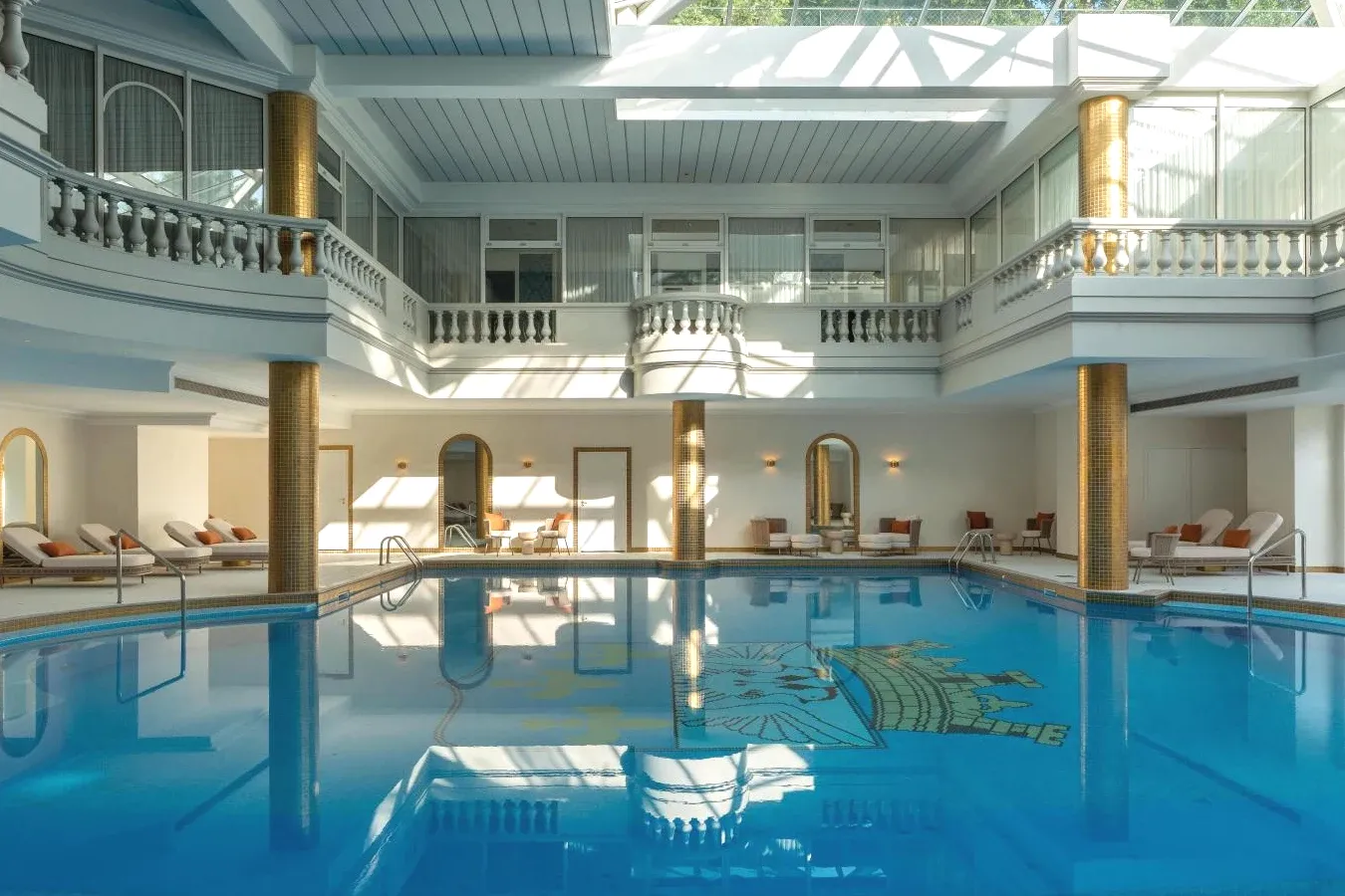 Piscine intérieure avec vue et spa à Versailles Waldorf Astoria Versailles - Trianon Palace Piscine intérieure avec vue et spa à Versailles Waldorf Astoria Versailles - Trianon Palace