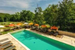 Piscine intérieure avec vue et spa à Villevieille Château de Pondres