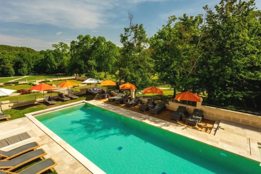 Piscine intérieure avec vue et spa à Villevieille Château de Pondres