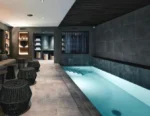 Piscine intérieure avec vue et spa dans le 15e arrondissement de Paris Le Bellune Paris