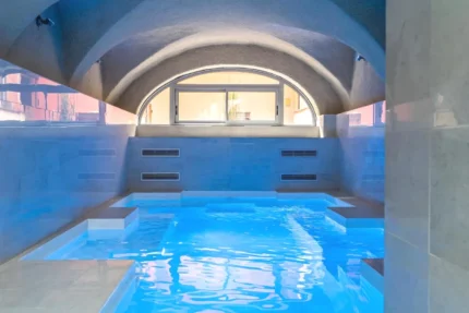 Piscine intérieure avec vue et spa dans le 5e arrondissement de Paris Cour des Loges Lyon, A Radisson Collection Hotel
