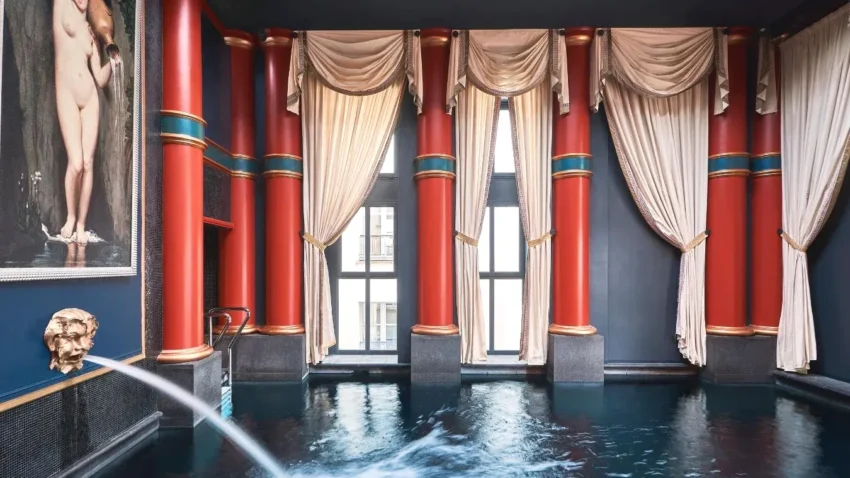 Piscine intérieure avec vue et spa dans le quartier du Centre de Bordeaux InterContinental Bordeaux Le Grand Hotel by IHG