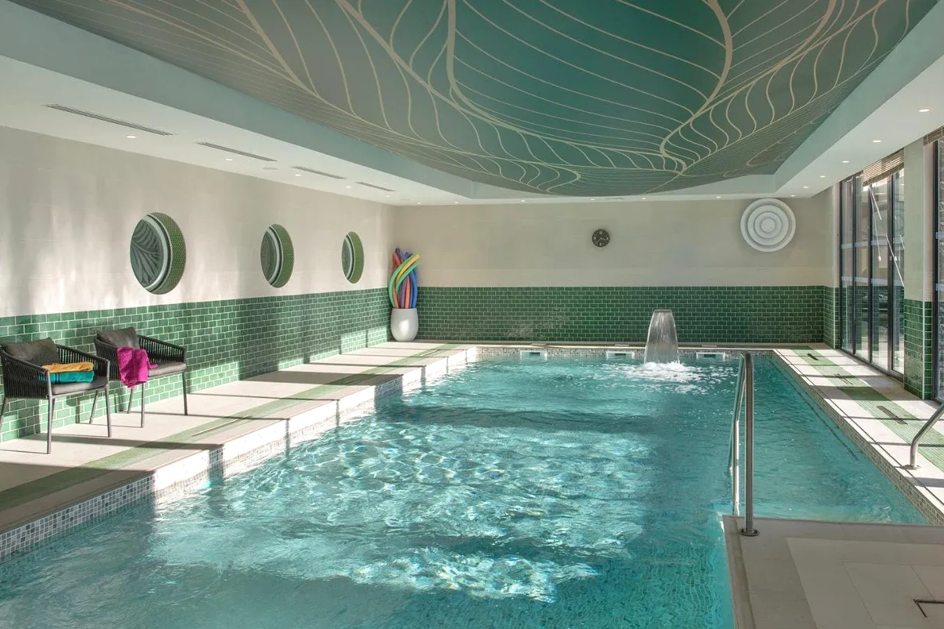 Piscine intérieure chauffée avec spa DOMITYS L'ALLIACEE - Résidence Services Séniors à Achères Piscine intérieure chauffée avec spa DOMITYS L'ALLIACEE - Résidence Services Séniors à Achères