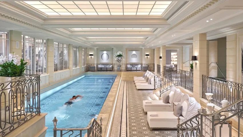 Piscine intérieure chauffée avec spa Four Seasons Hotel George V Paris dans le 8e arrondissement de Paris