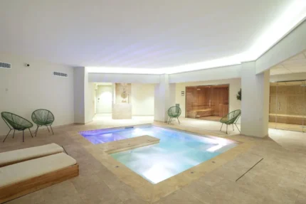 Piscine intérieure chauffée avec spa Garrigae Domaine de l'Esterel - piscine & SPA Cinq Mondes à Saint-Raphaël