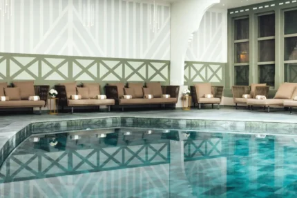 Piscine intérieure chauffée avec spa Hôtel Barrière Le Normandy à Deauville
