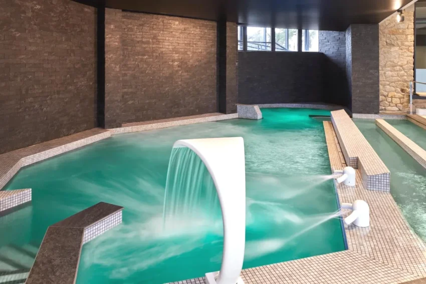 Piscine intérieure chauffée avec spa Hôtel Barrière Le Royal La Baule à La Baule