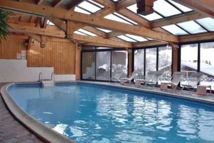 Piscine intérieure chauffée avec spa Hôtel Les Côtes, Résidence Loisirs et Chalets à Morzine