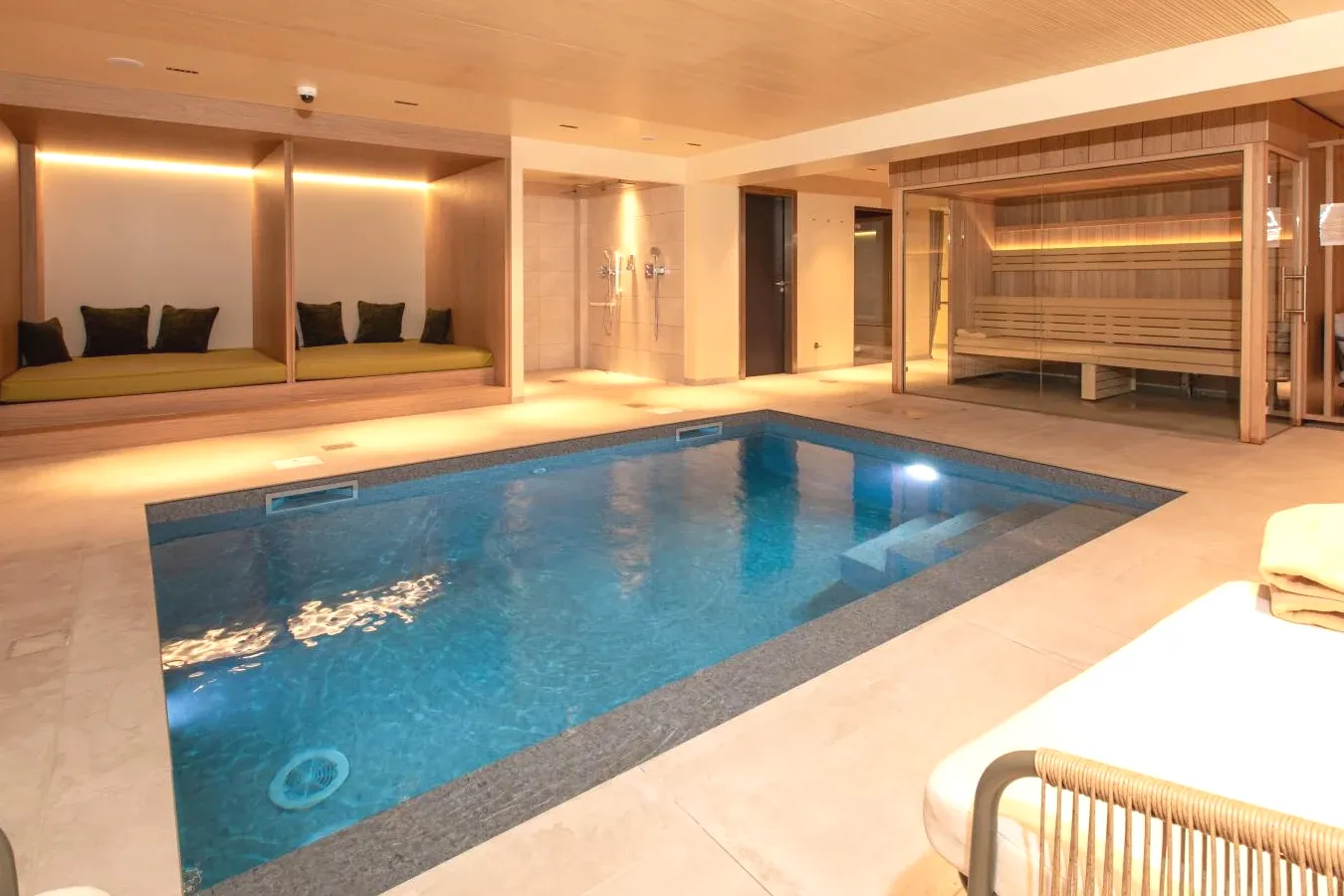 Piscine intérieure chauffée avec spa Hôtel Terra Vinum à Gueberschwihr Piscine intérieure chauffée avec spa Hôtel Terra Vinum à Gueberschwihr