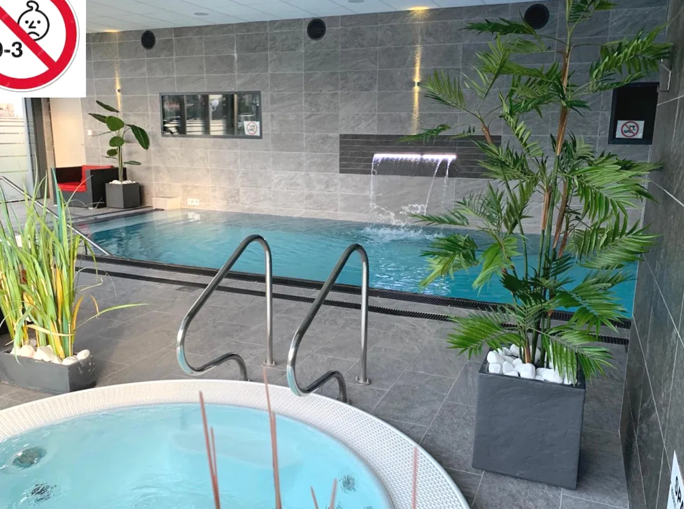 Piscine intérieure chauffée avec spa La Maison Blanche à Sangatte Piscine intérieure chauffée avec spa La Maison Blanche à Sangatte
