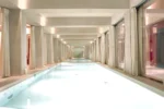 Piscine intérieure chauffée avec spa La Réserve Paris Hotel & Spa dans le 8e arrondissement de Paris
