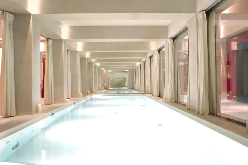Piscine intérieure chauffée avec spa La Réserve Paris Hotel & Spa dans le 8e arrondissement de Paris