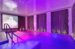 Piscine intérieure chauffée avec spa La Villa Haussmann dans le 8e arrondissement de Paris
