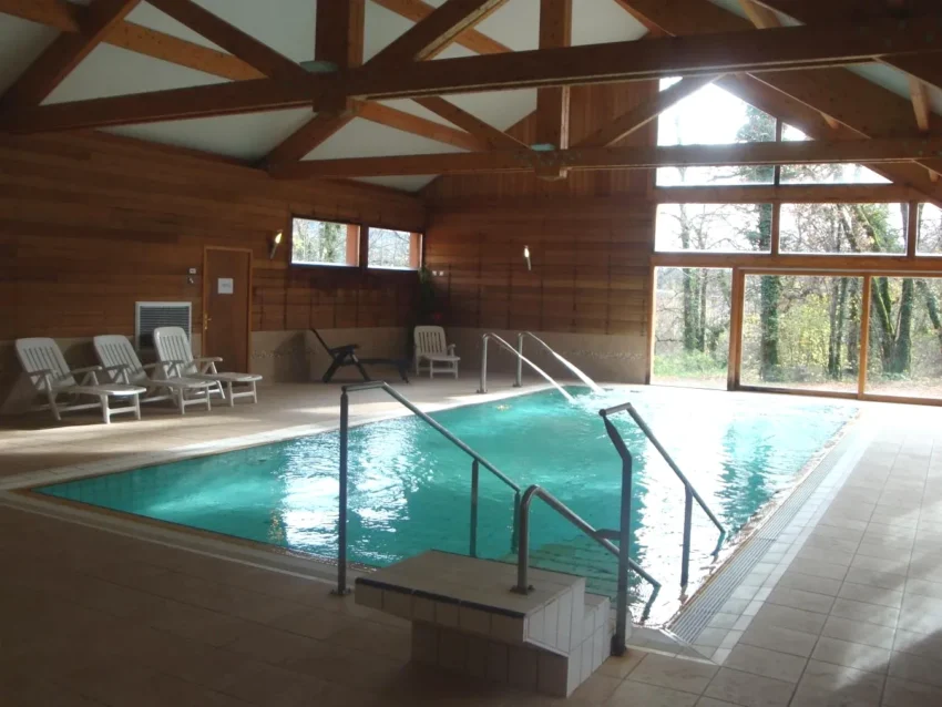 Piscine intérieure chauffée avec spa Le Bois Dormant-Hôtel Restaurant & Spa Logis Hôtel à Champagnole