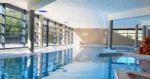 Piscine intérieure chauffée avec spa Le Forges Hotel à Forges-les-Eaux