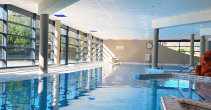 Piscine intérieure chauffée avec spa Le Forges Hotel à Forges-les-Eaux