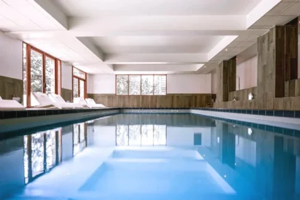 Piscine intérieure chauffée avec spa Le Pic Blanc à L'Alpe-d'Huez