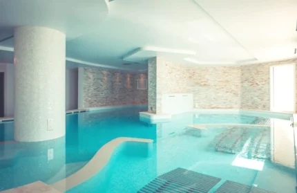 Piscine intérieure chauffée avec spa Les Terrasses d'Eze - Hôtel & Spa à Èze