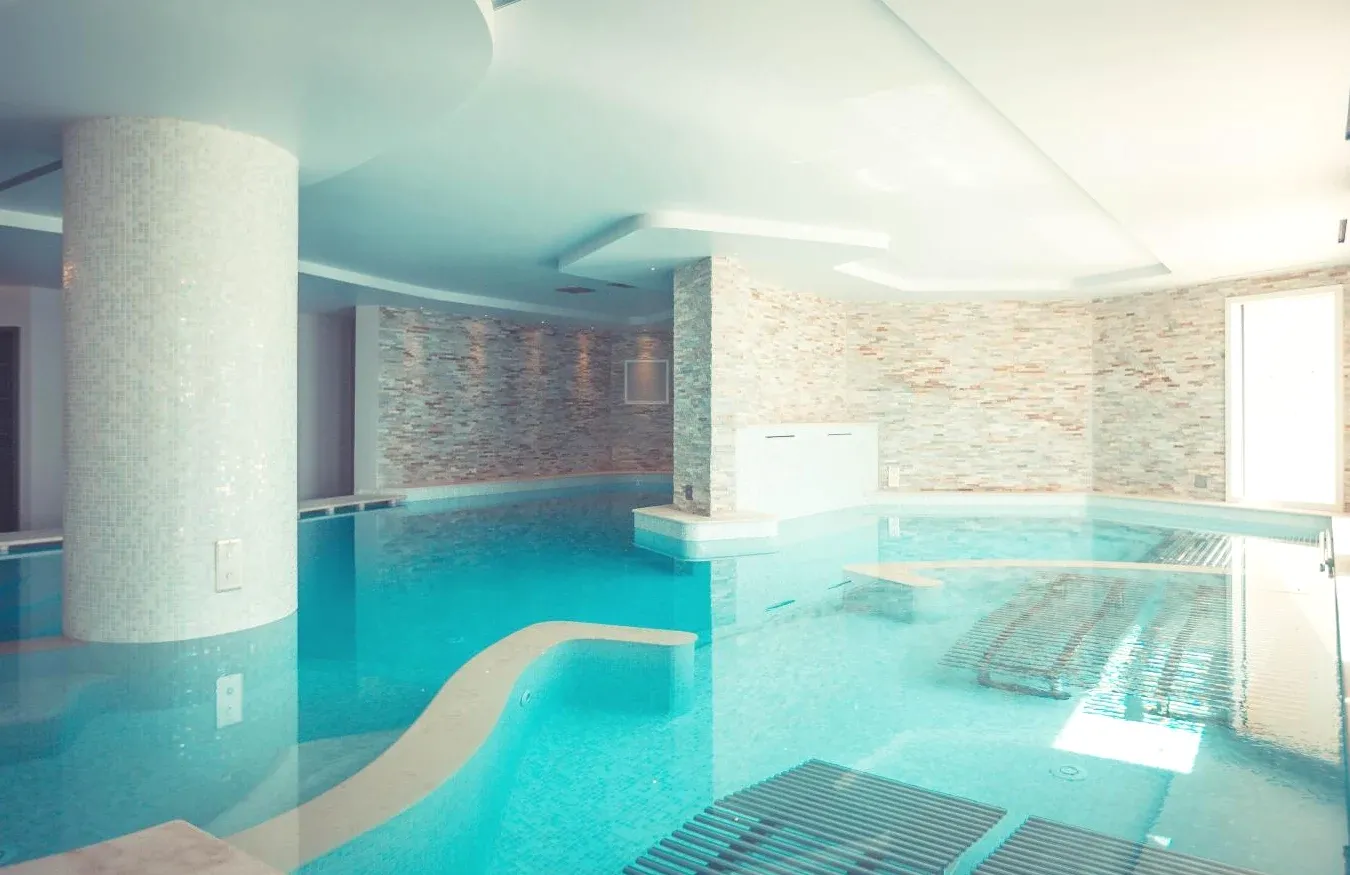 Piscine intérieure chauffée avec spa Les Terrasses d'Eze - Hôtel & Spa à Èze Piscine intérieure chauffée avec spa Les Terrasses d'Eze - Hôtel & Spa à Èze