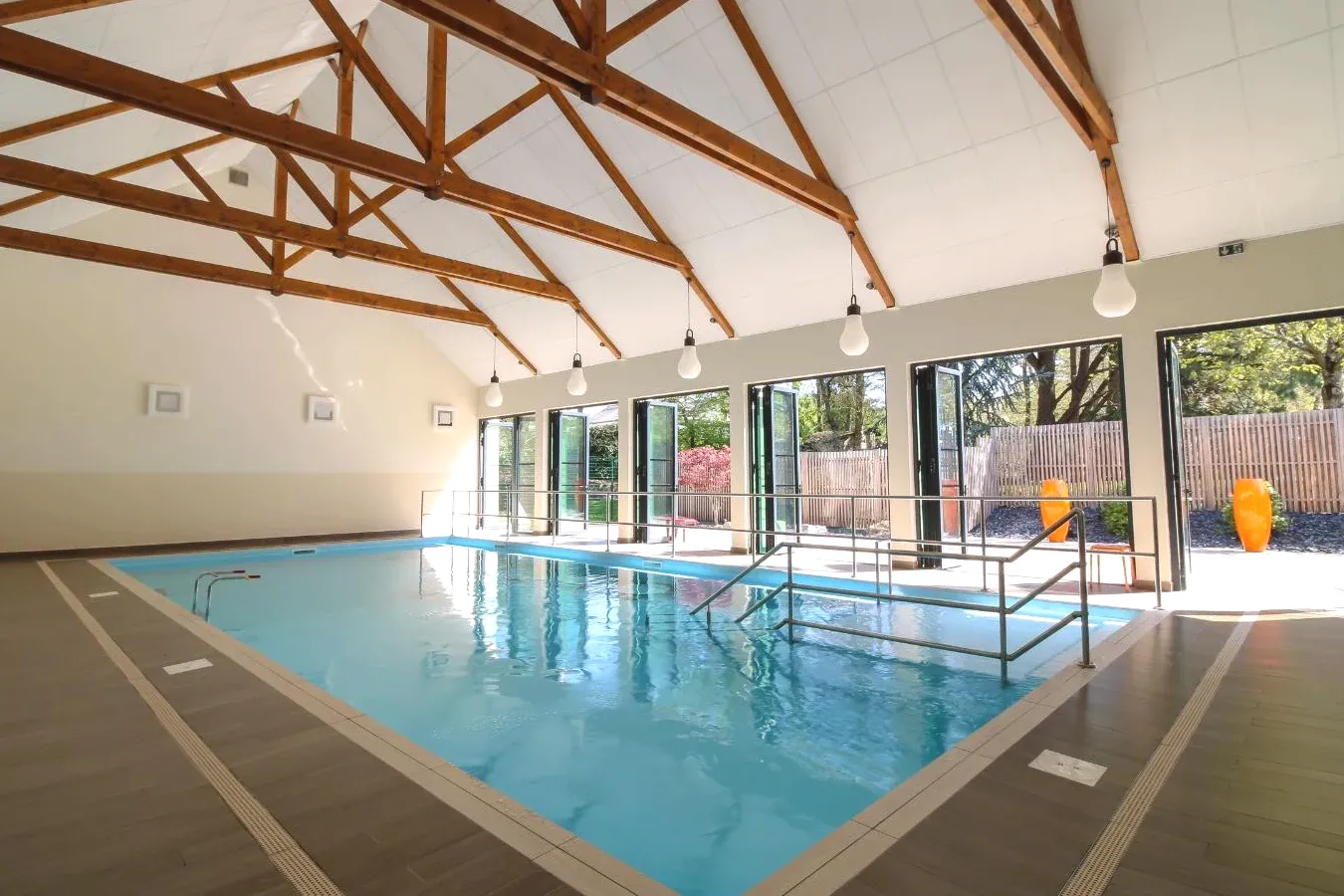 Piscine intérieure chauffée avec spa Loire & Sens à Juigné-sur-Loire Piscine intérieure chauffée avec spa Loire & Sens à Juigné-sur-Loire