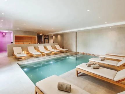 Piscine intérieure chauffée avec spa Mercure Avignon Gare TGV à Avignon