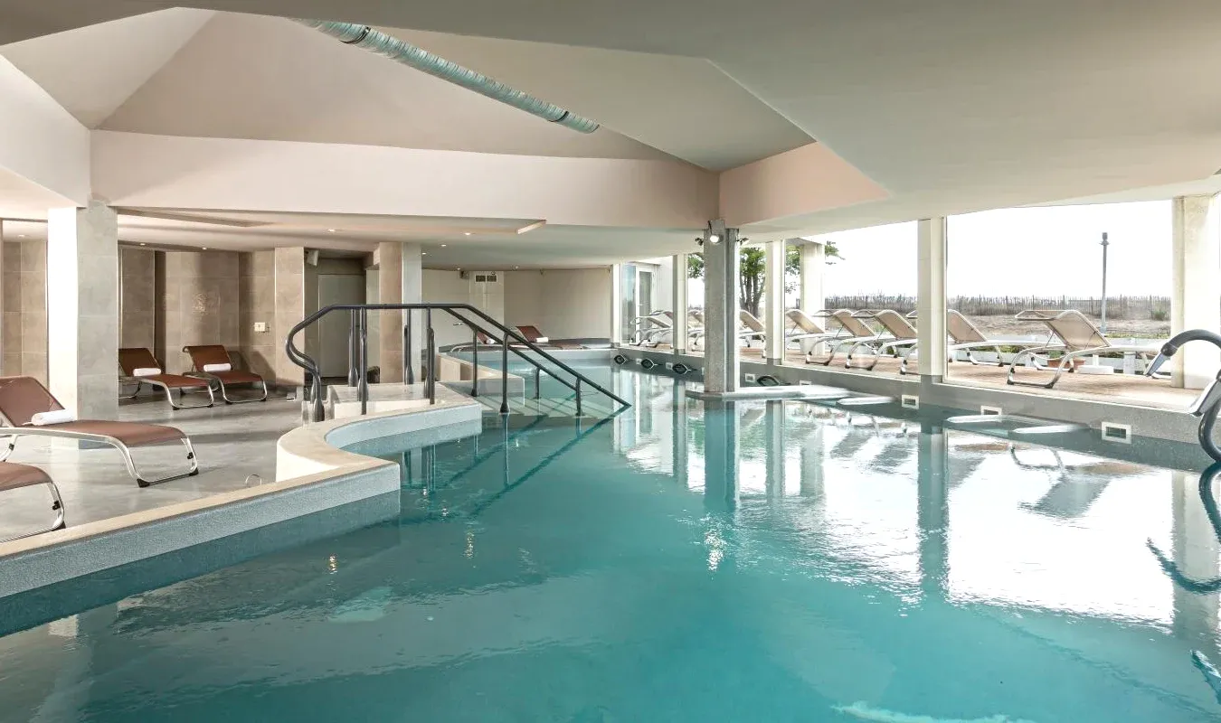 Piscine intérieure chauffée avec spa Thalazur Port-Camargue - Hotel & Spa à Le Grau-du-Roi Piscine intérieure chauffée avec spa Thalazur Port-Camargue - Hotel & Spa à Le Grau-du-Roi