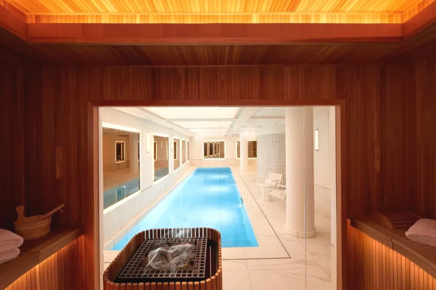 Piscine intérieure chauffée avec spa Villa-des-Prés dans le 6e arrondissement de Paris