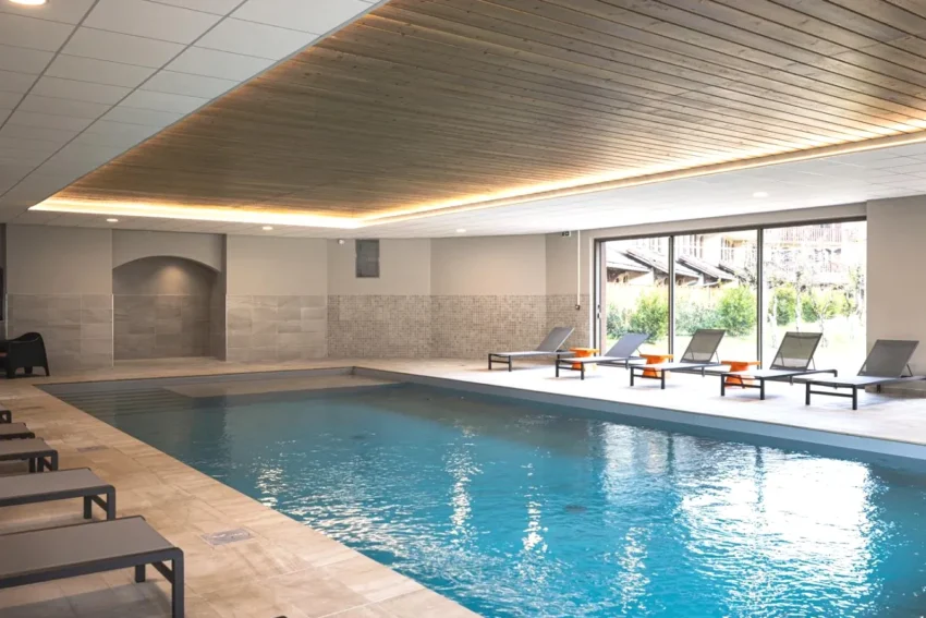 Piscine intérieure et spa privatif à Albertville Hotel Base Camp Lodge - Albertville