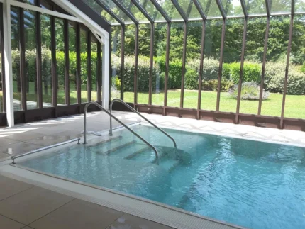 Piscine intérieure et spa privatif à Belleville-sur-Saône Château de Pizay
