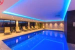 Piscine intérieure et spa privatif à Escalles Hôtel L'Escale - Piscine & SPA