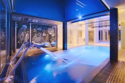 Piscine intérieure et spa privatif à Marseille nhow Marseille