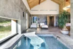 Piscine intérieure et spa privatif à Saint-Martin-Vésubie Pure Montagne Resort & Spa
