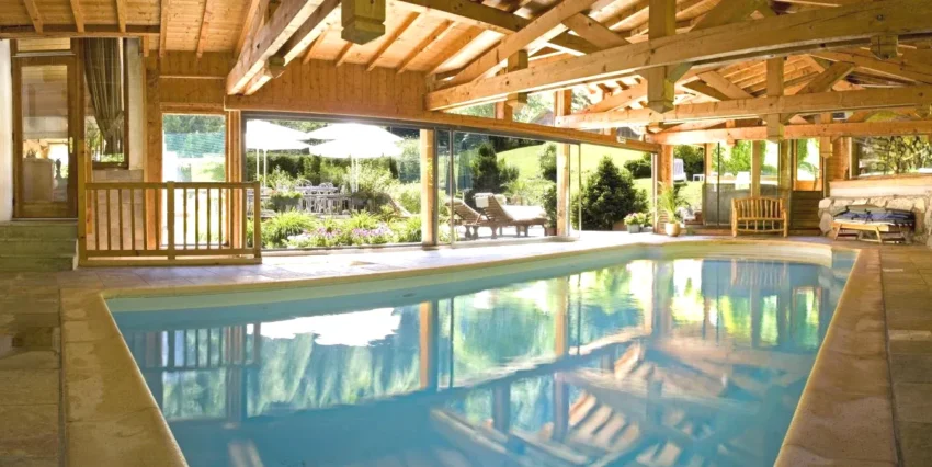 Piscine intérieure et spa privatif dans le quartier du Lavancher à Chamonix-Mont-Blanc Hôtel Le Jeu de Paume
