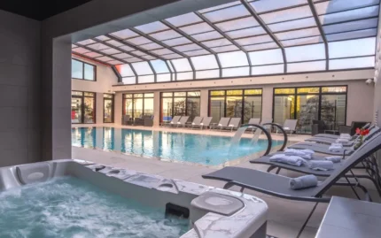Piscine jacuzzi Kyriad Prestige Lyon Est Saint Priest Eurexpo Hotel and SPA à Saint-Priest