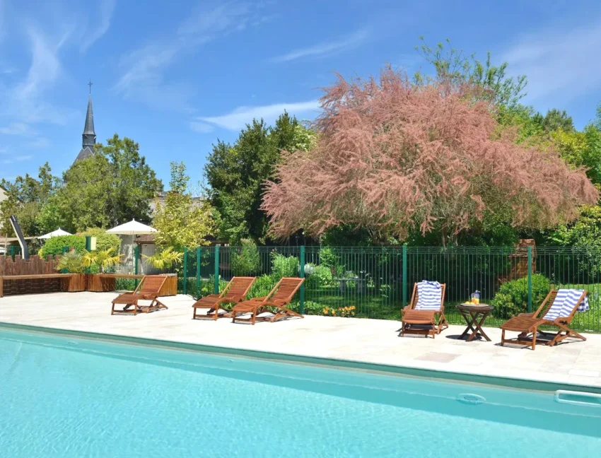 Piscine Logis Auberge Du Centre à Chitenay
