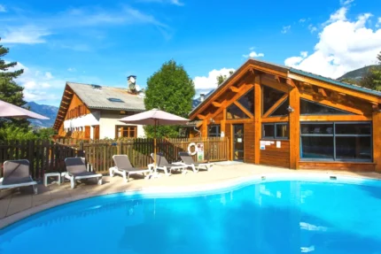 Piscine Logis Hôtel Les Peupliers, à Baratier