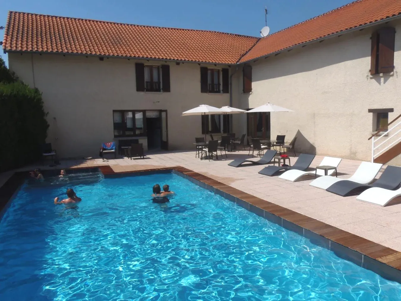 Piscine Maison Legate Hôtel Le Baudiere & Spa à Saint-Beauzire Piscine Maison Legate Hôtel Le Baudiere & Spa à Saint-Beauzire
