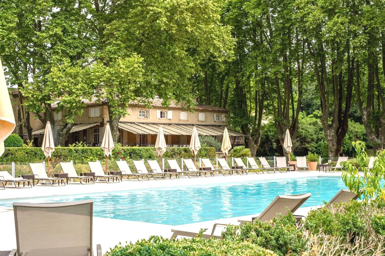 Piscine Moulin de Vernègues Hôtel & Spa à Mallemort Piscine Moulin de Vernègues Hôtel & Spa à Mallemort