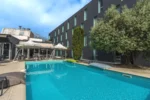 Piscine PoMo Hôtel & Restaurant à Échirolles