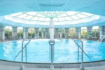 Résidence Pierre & Vacances Premium Les Calanques des Issambres piscine intérieure avec vue et spa aux Issambres