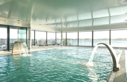 Résidences Valdys Thalasso & Spa de Rockroum piscine intérieure avec spa à Roscoff