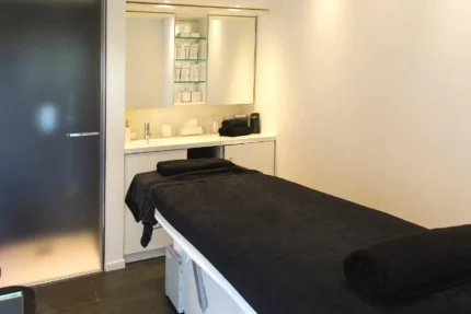 Spa avec jacuzzi et piscine intérieure à Bonifacio Hotel Centre Nautique